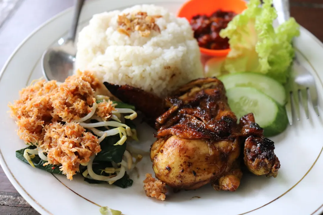 Nasi Ayam Bakar Komplit (Lalapan + Sambal)