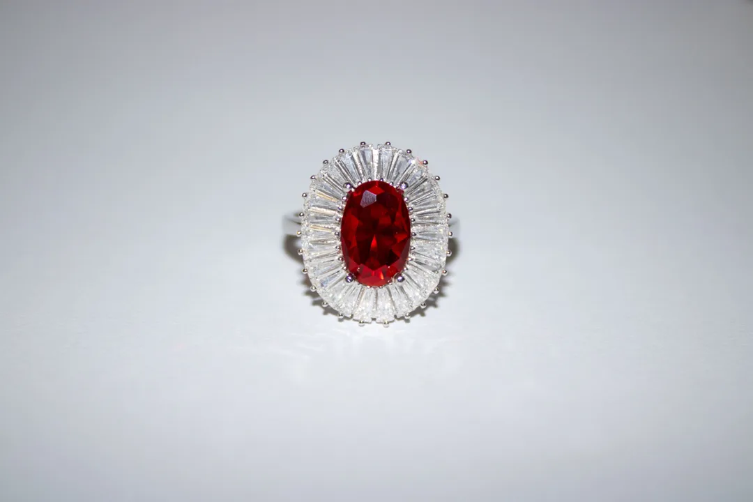 Cincin Batu Merah Kristal