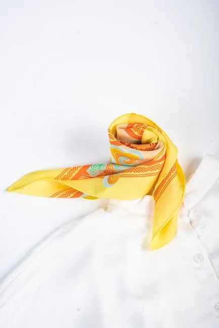 Kerudung Satin Kuning Motif