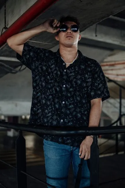 Kemeja Batik Hitam Motif Kecil