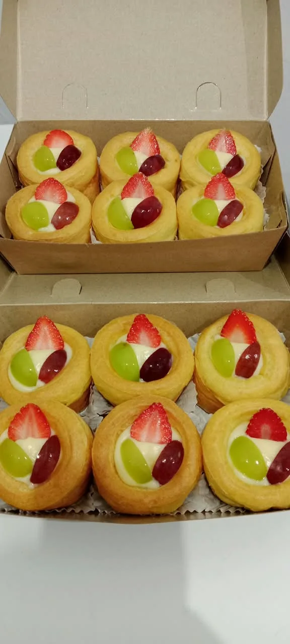 Kue Sus toping Buah segar 1 box isi 6pcs(Pre-Order khusus bekasi,jawa barat)